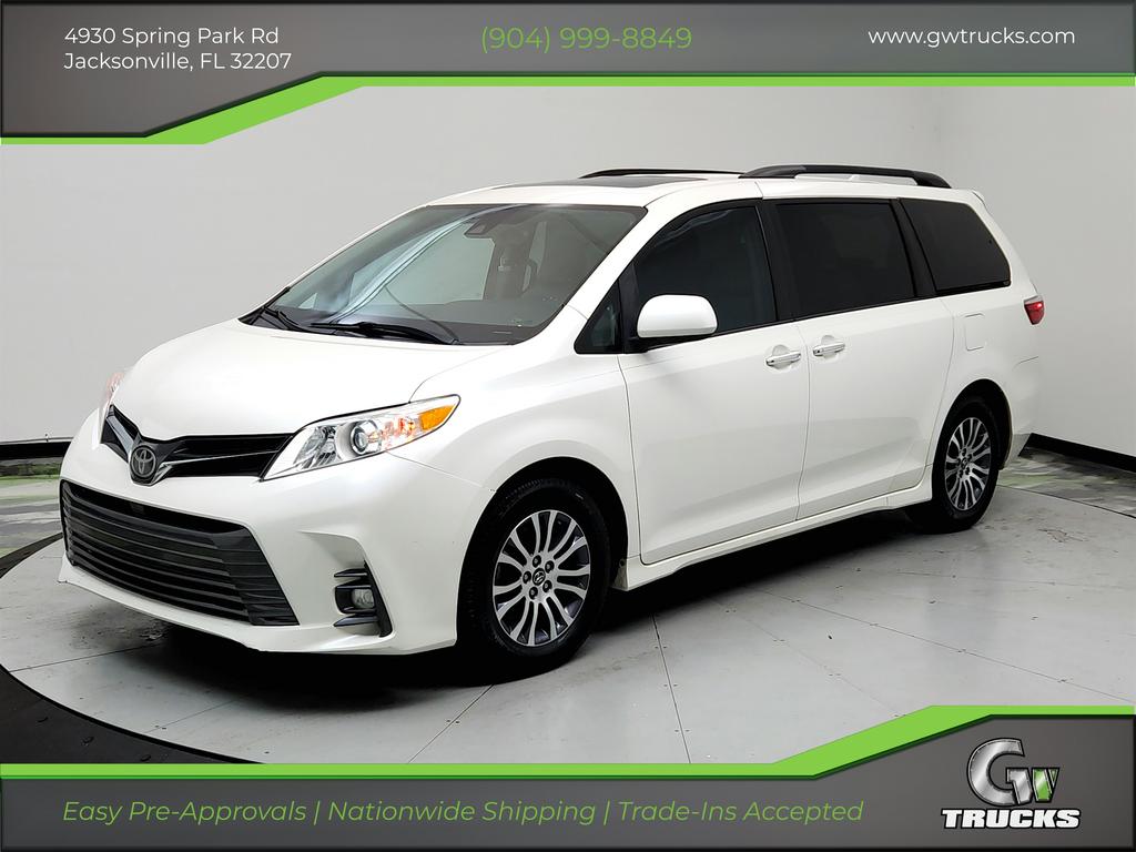2018 Toyota Sienna XLE's photo
