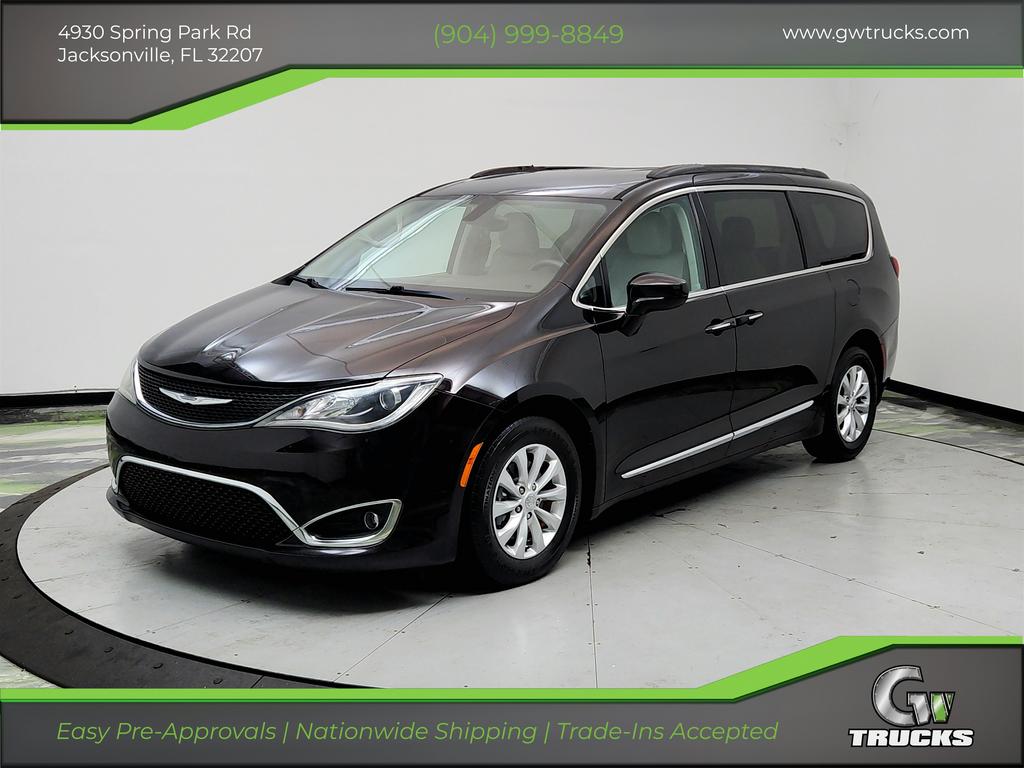 2017 Chrysler Pacifica Touring-L's photo
