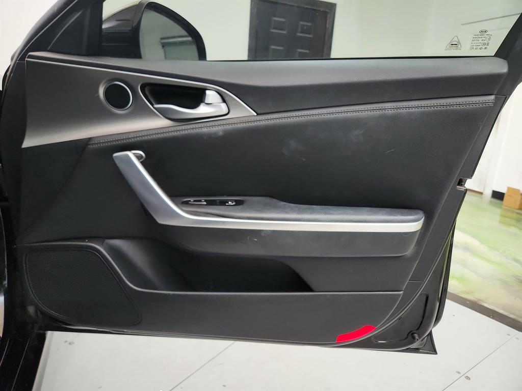 2020 Kia Stinger 28