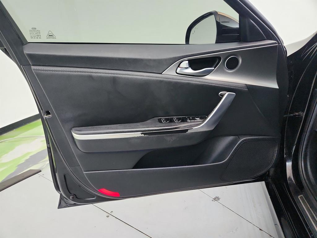 2020 Kia Stinger 23